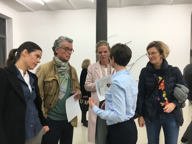 Impressionen von der sehr vollen Eröffnung der Ausstellungen in den Galerien auf der Hamburger Fleetinsel am 21. März 2019 - Kurator Moritz Wesseler