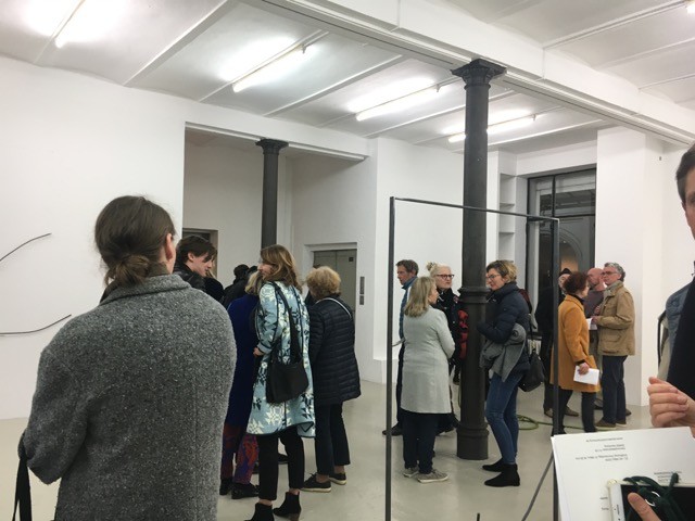 Impressionen von der sehr vollen Eröffnung der Ausstellungen in den Galerien auf der Hamburger Fleetinsel am 21. März 2019 - Kurator Moritz Wesseler