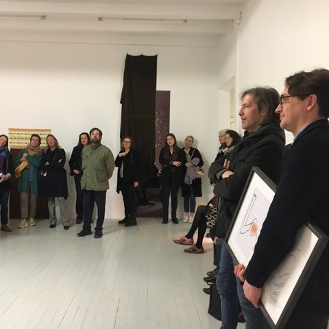 Impressionen von der sehr vollen Eröffnung der Ausstellungen in den Galerien auf der Hamburger Fleetinsel am 21. März 2019 - Kurator Moritz Wesseler