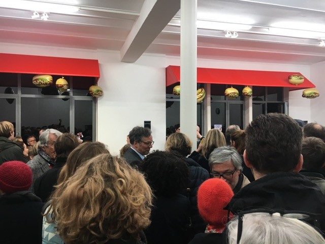 Impressionen von der sehr vollen Eröffnung der Ausstellungen in den Galerien auf der Hamburger Fleetinsel am 21. März 2019 - Kurator Moritz Wesseler