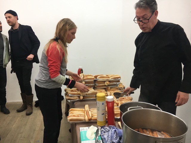 Impressionen von der sehr vollen Eröffnung der Ausstellungen in den Galerien auf der Hamburger Fleetinsel am 21. März 2019 - Kurator Moritz Wesseler