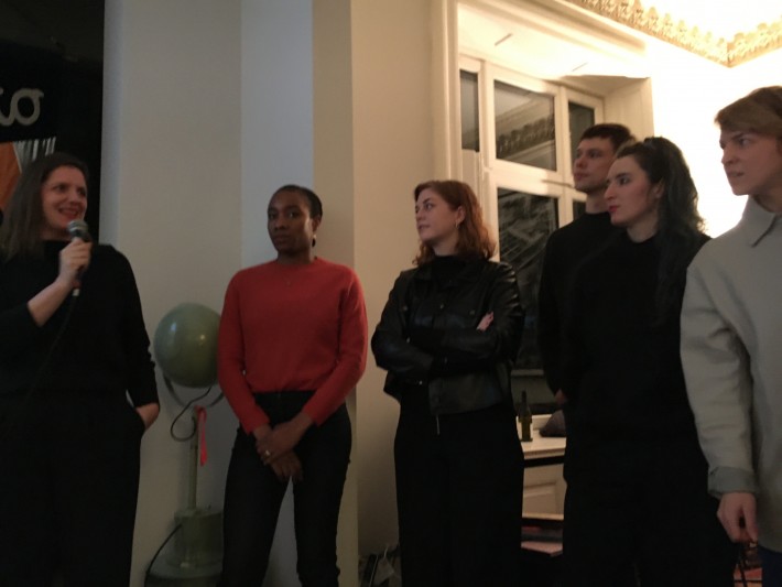 Vorstellung der neuen Reisestipendiat*innen: Kuratorin Eva Birkenstock, Karimah Ashadu, Tanja Nis-Hansen + Niclas Riepshoff = CONNY, Nina Kuttler, Nina Zeljković (v.l., nicht im Bild: Fion Pellacini)